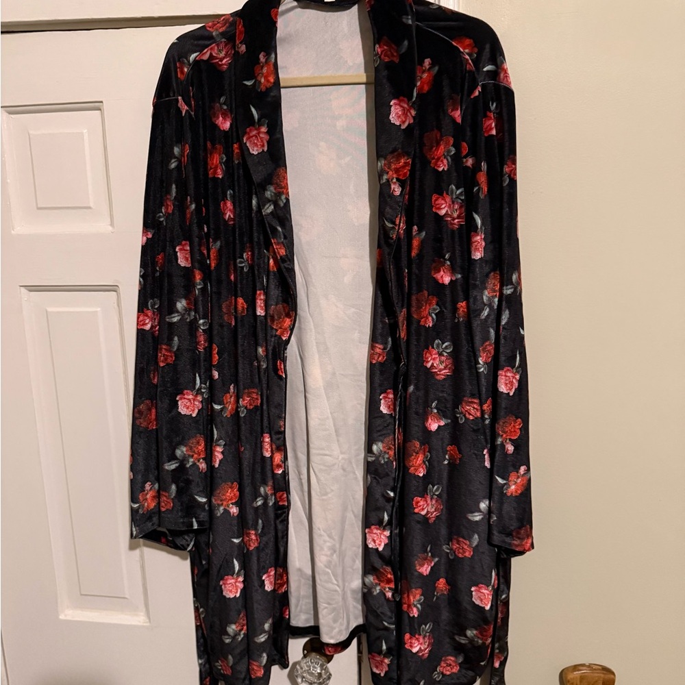Elegant Floral Velvet Robe
